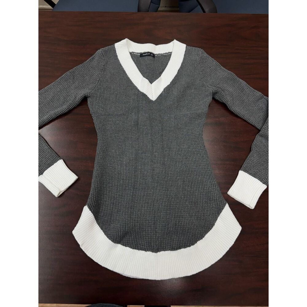 PattyBoutik Grey and White V-Neck Sweater Blouse Size Large